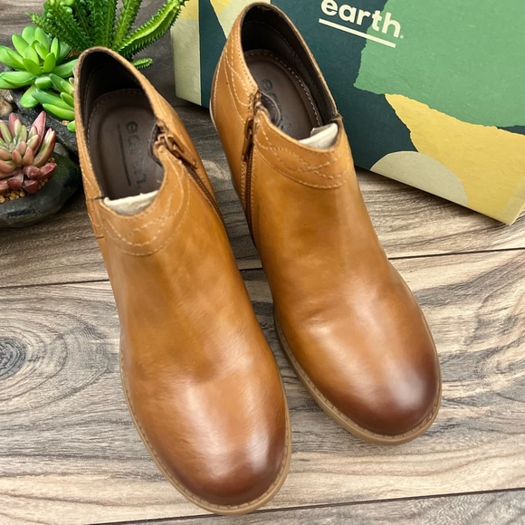 NIB Earth Lina Austin Notched Heeled Low Cut Leather Bootie Camel 9M - Picture 2 of 12